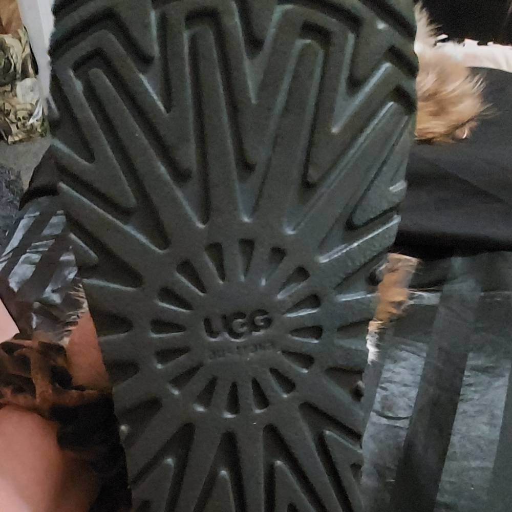 Smaibulun UGG Black and Brown Fur Boots - Picture 13 of 16